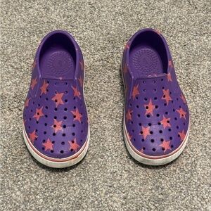 Native Jefferson Sugarlite Kids Slip On Shoes Purple With Pink Stars C8
